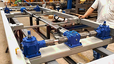 齒輪<a href='/default.html'>絲桿升降機</a>平臺安裝